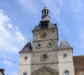 Le clocher du couvent des Récollets étire sa façade élégamment symétrique