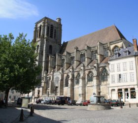 Sur la place de la République, l'imposante silhouette gothique de l'église St-Denis