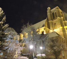 L'église St-Denis illuminée, comme une nef amarrée au jardin de l'Hôtel de Ville