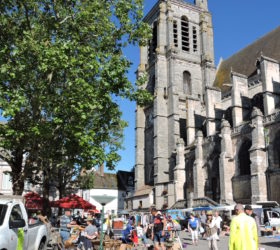La brocante de juin accueille les chineurs au pied de l'église et dans les rues du centre-ville